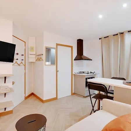 36 2 People Eiffel Tower