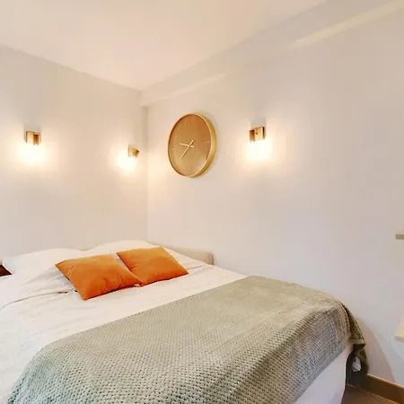 36 2 People Eiffel Tower Parijs