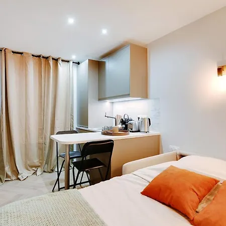 36 2 People Eiffel Tower *