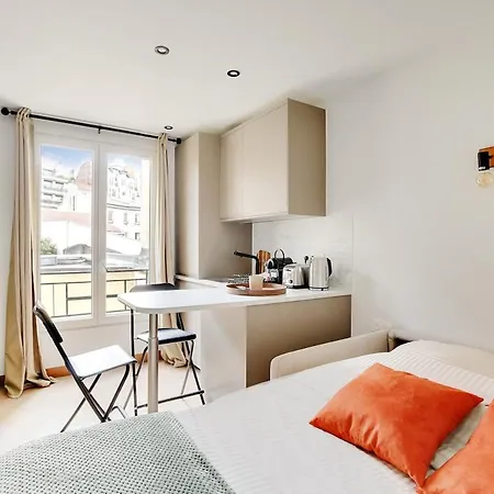 36 2 People Eiffel Tower Parijs