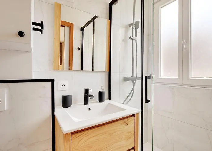 36 2 People Eiffel Tower アパート