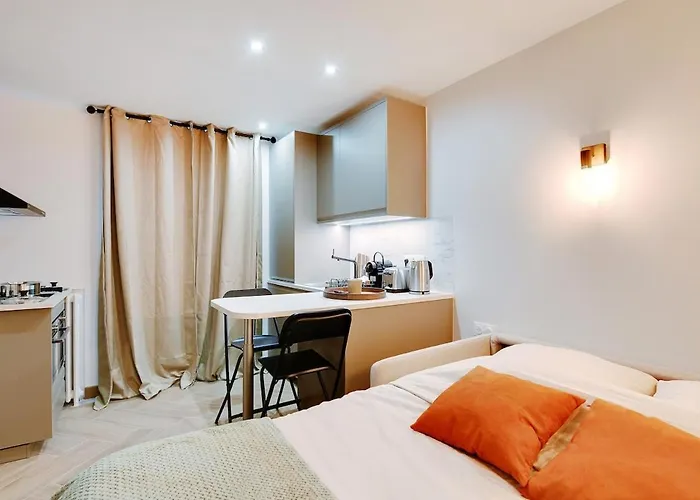 36 2 People Eiffel Tower *