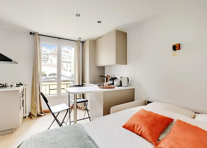 36 2 People Eiffel Tower パリ