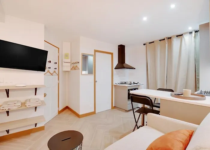 36 2 People Eiffel Tower