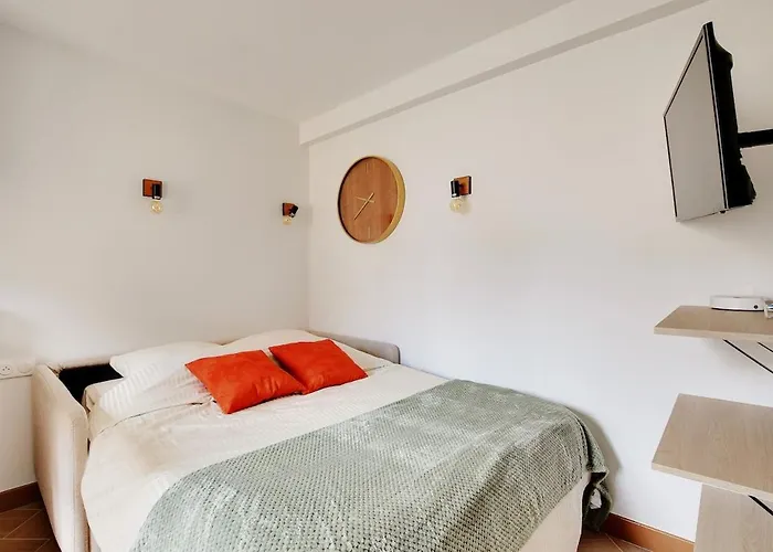 36 2 People Eiffel Tower *